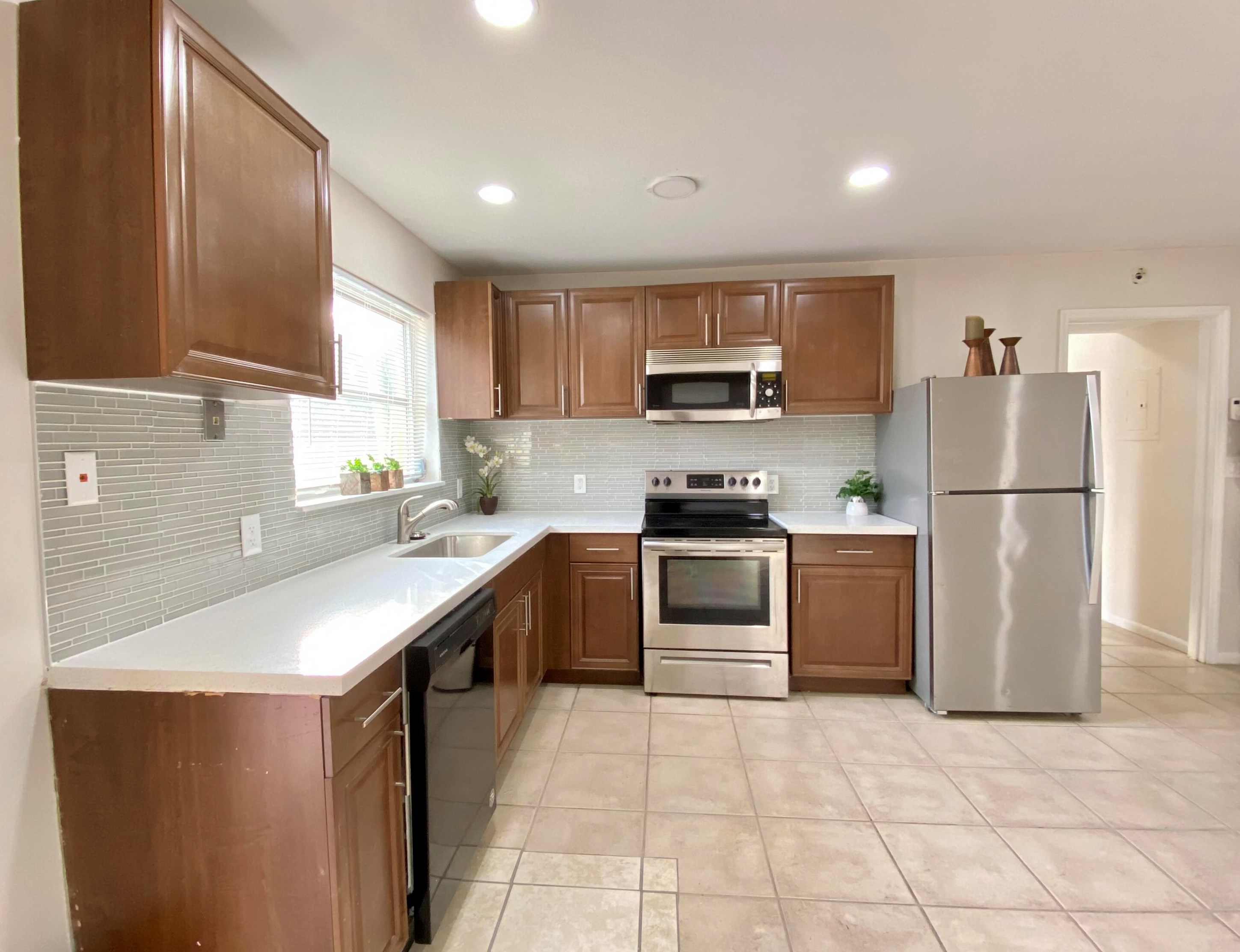828 Bayberry Dr, West Palm Beach, FL 33403