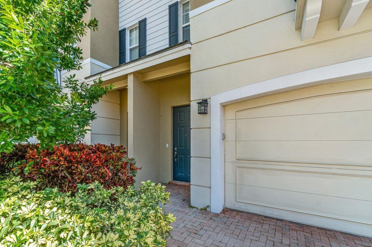 642 Nw 38th Cir, Boca Raton, FL 33431