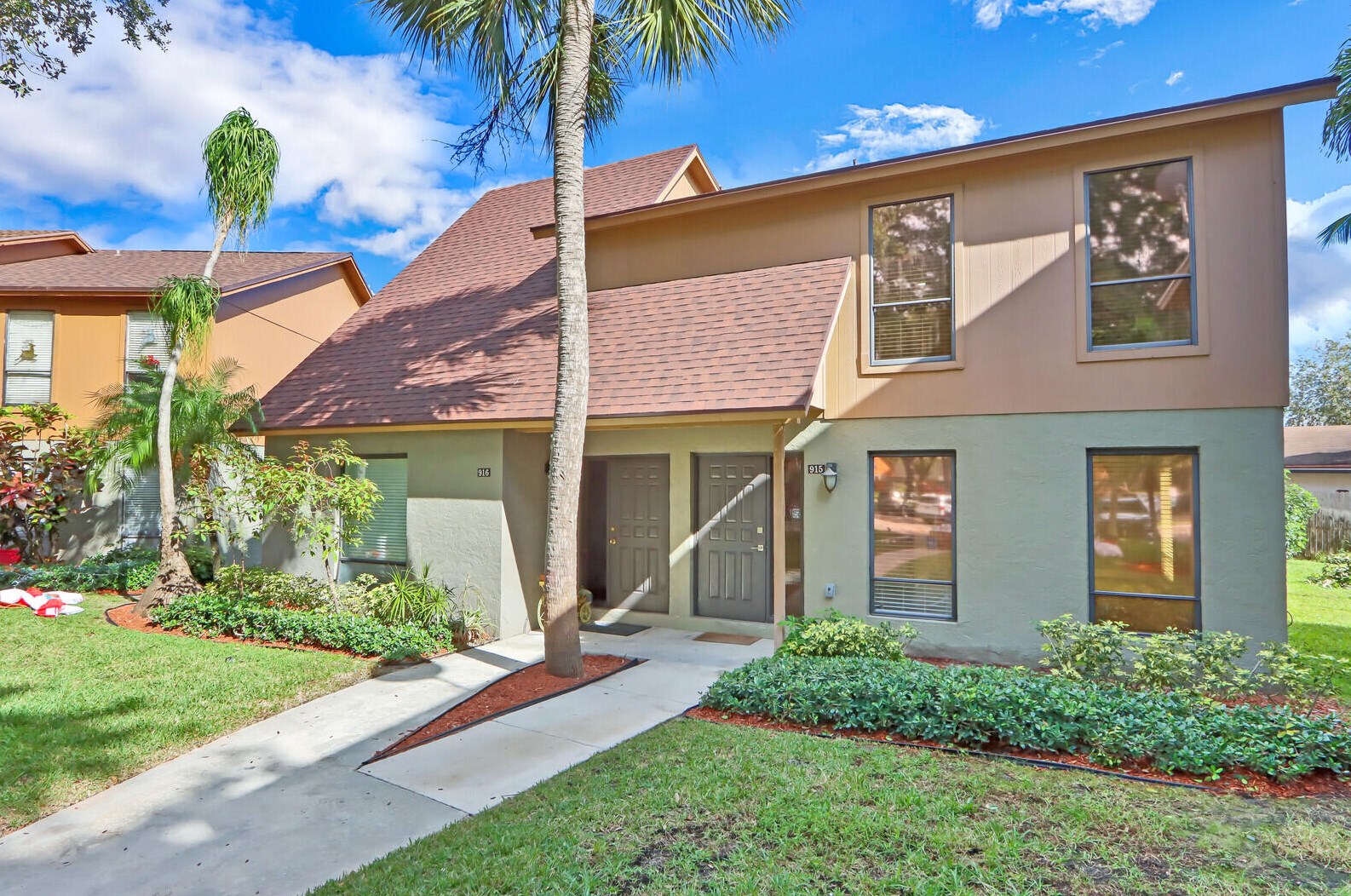 915 Sandtree Dr, West Palm Beach, FL 33403