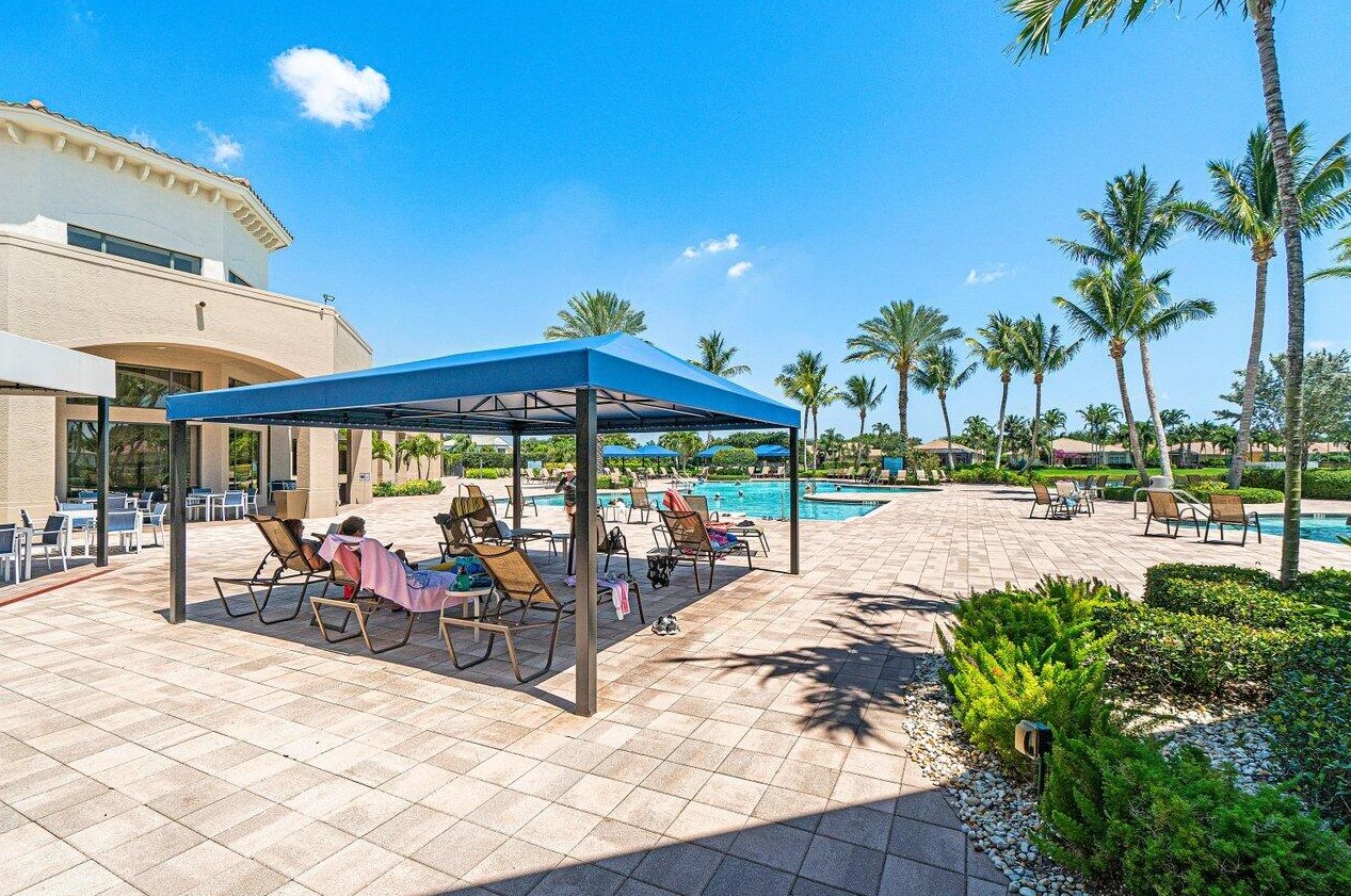7038 Great Falls Cir, Boynton Beach FL  33437-3998 exterior