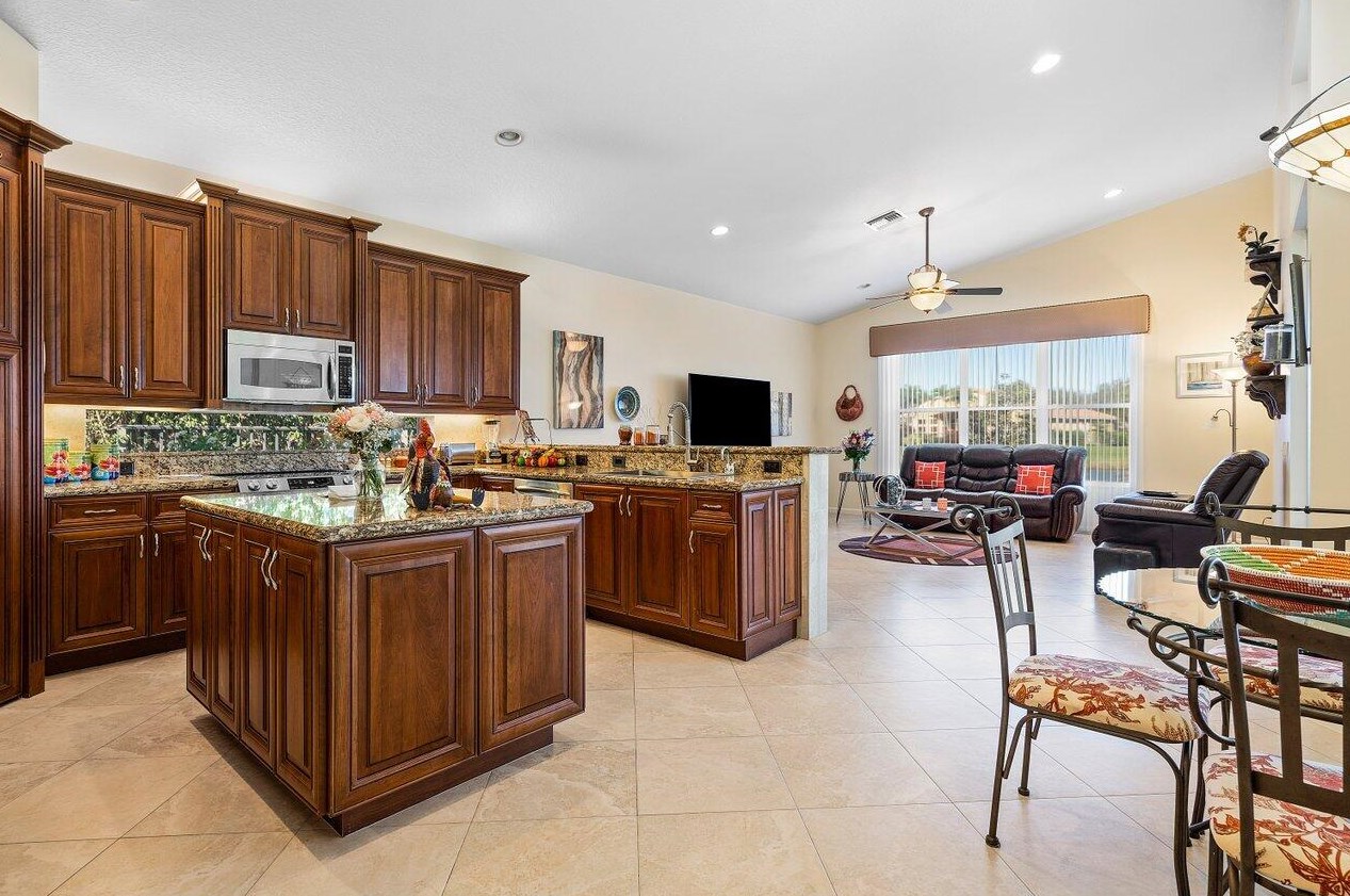 7038 Great Falls Cir, Boynton Beach FL  33437-3998 exterior