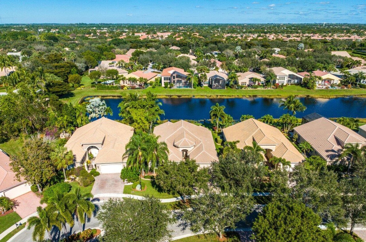 7038 Great Falls Cir, Boynton Beach FL  33437-3998 exterior