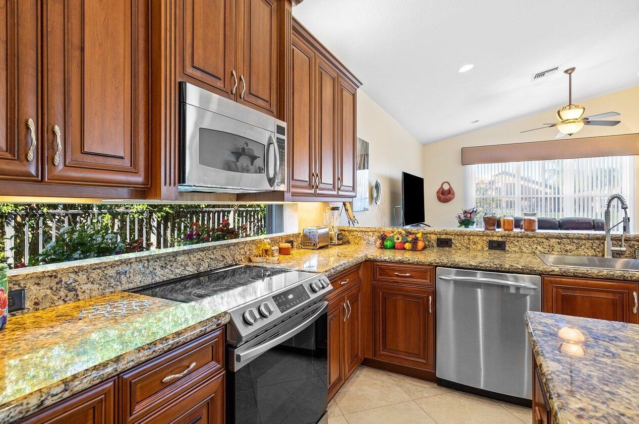 7038 Great Falls Cir, Boynton Beach FL  33437-3998 exterior