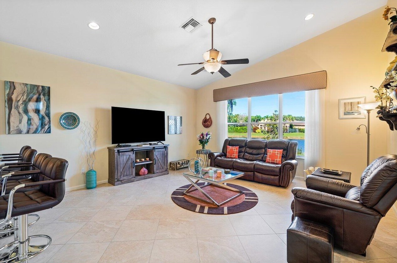7038 Great Falls Cir, Boynton Beach FL  33437-3998 exterior