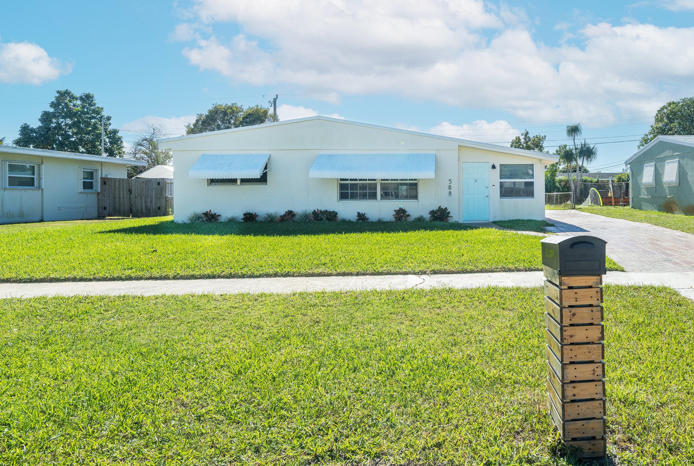 588 Sioux Rd, Lake Worth, FL 33462-2112