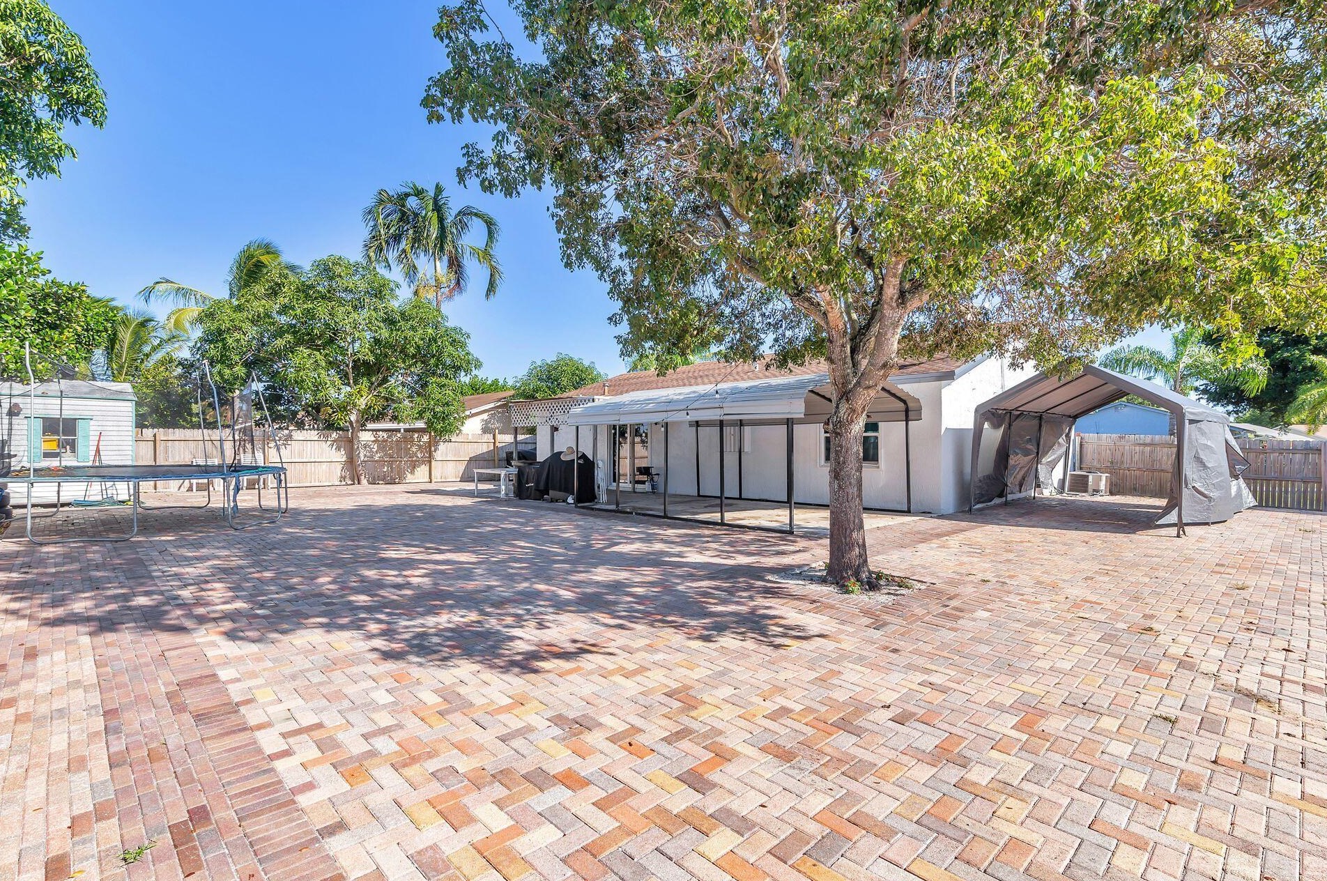 6677 Athena Dr, Lake Worth FL  33463-7253 exterior