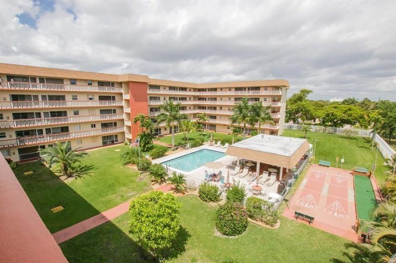 5300 Washington St, Hollywood FL  33021-7750 exterior