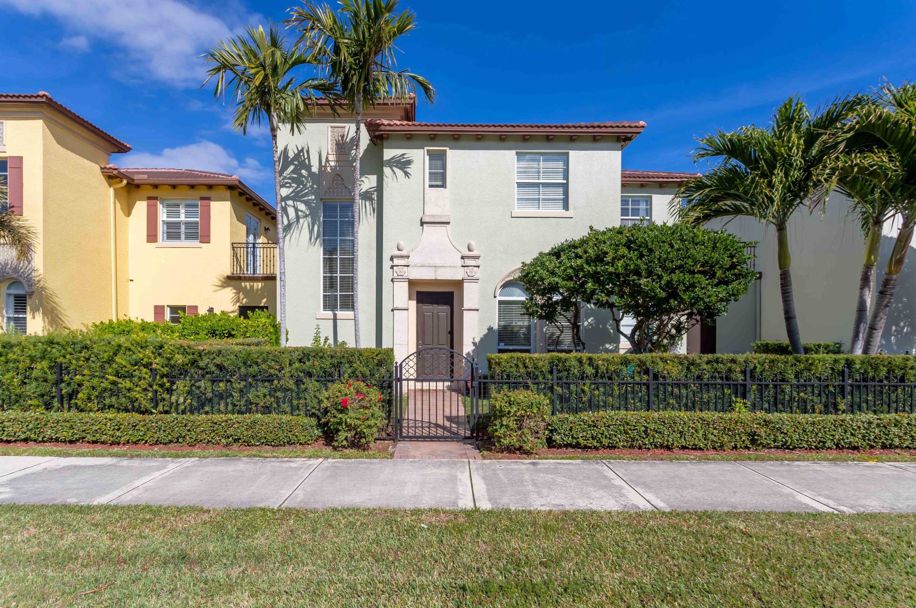 90 Via Floresta Dr, Boca Raton, FL 33487-1584