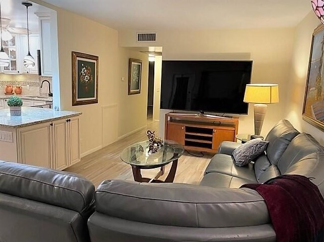 2017 Hythe A, Boca Raton FL  33434-4638 exterior