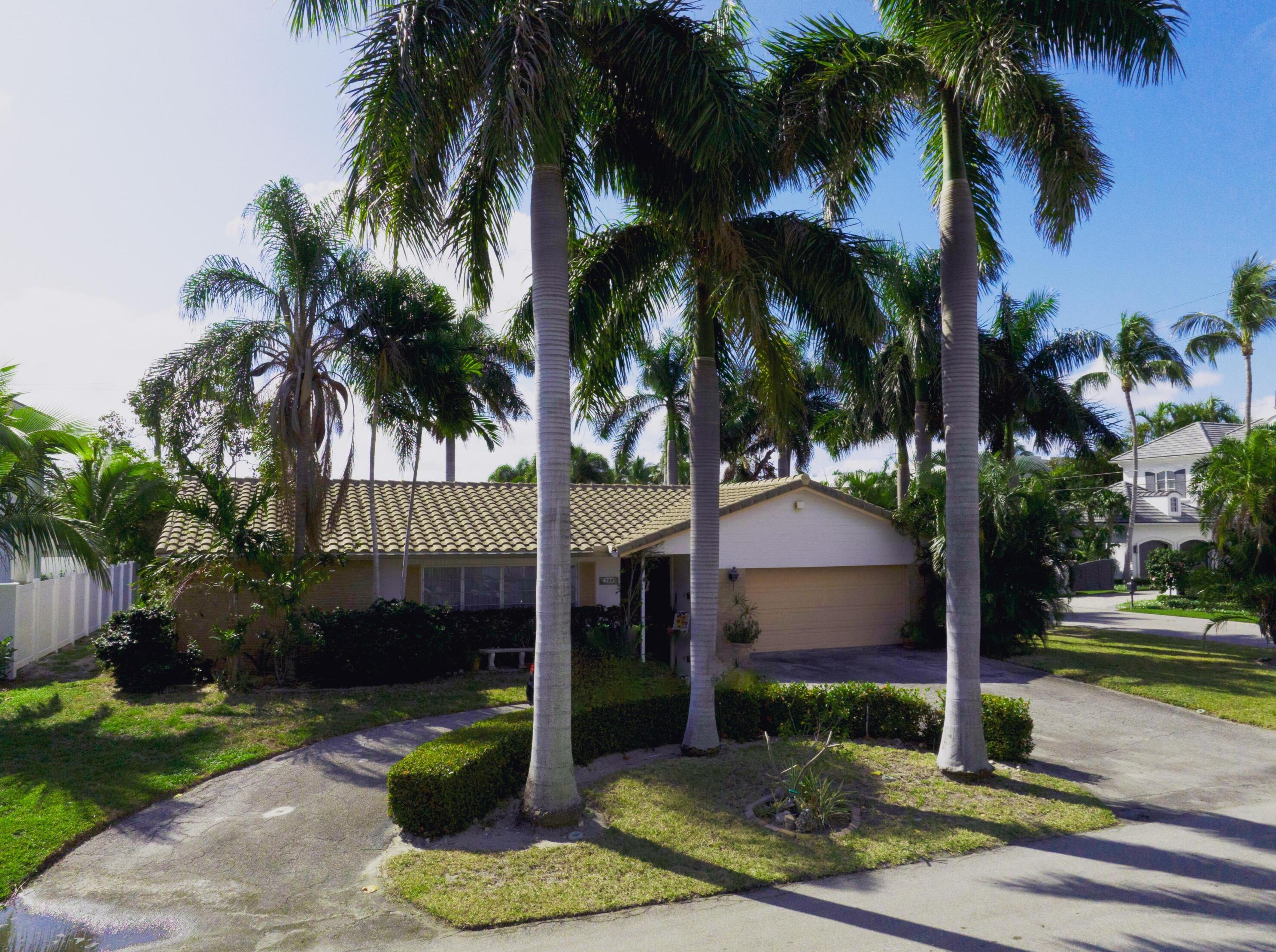 700 Malaga Dr, Boca Raton, FL 33432-8148