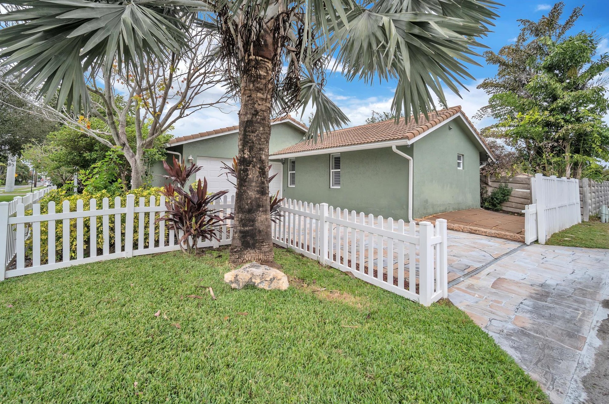 215 Se 2nd St, Dania Beach, FL 33004