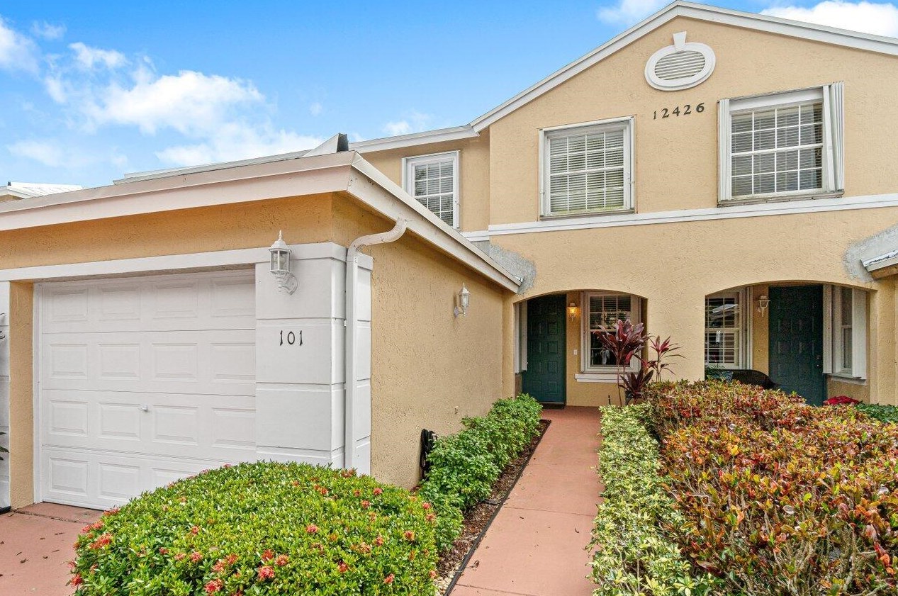 12426 Crystal Pointe Dr, Boynton Beach, FL 33437-5672
