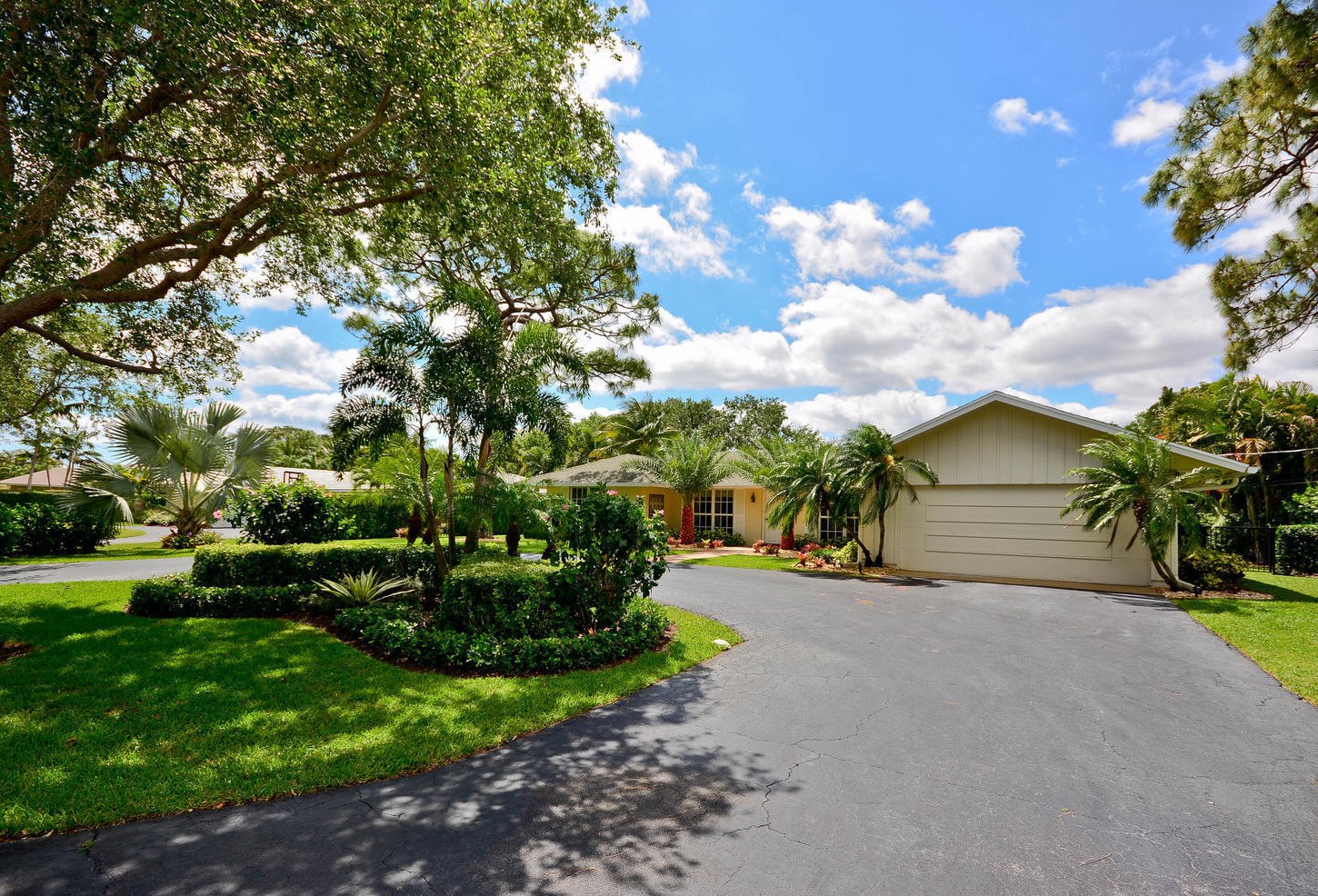 291 Country Club Dr, Jupiter FL  33469-1939 exterior