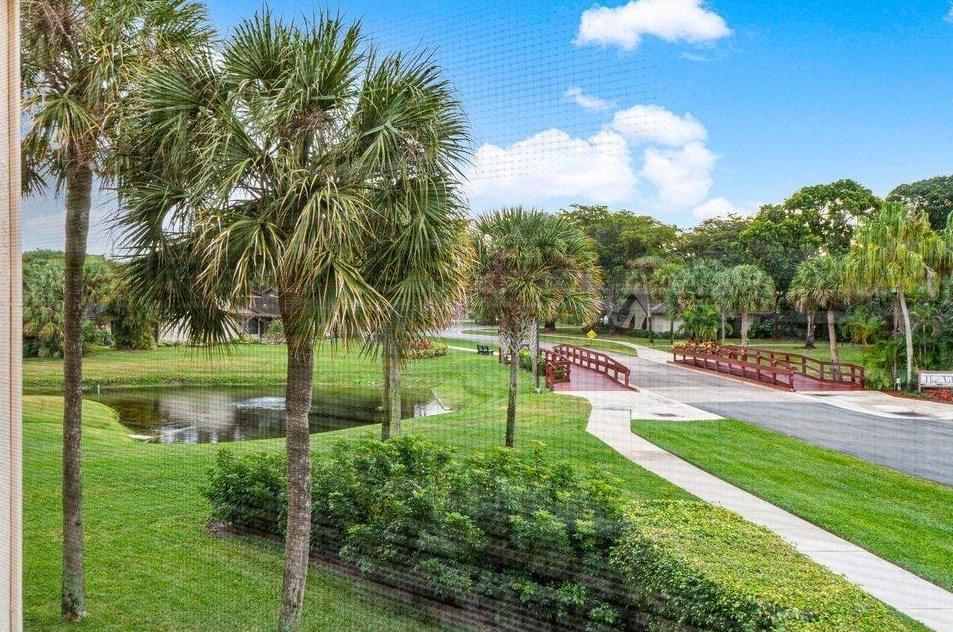 10203 Mangrove Dr, Boynton Beach FL 33437-1328 exterior