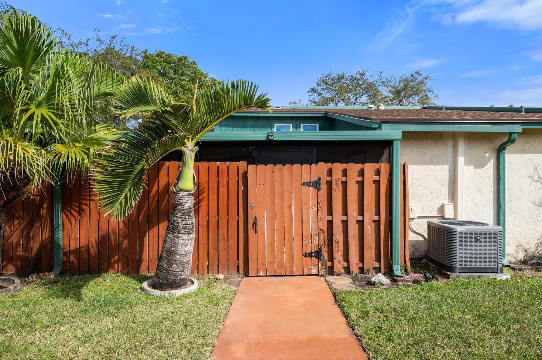 1041 Manor Dr, Lake Worth, FL 33461-2944