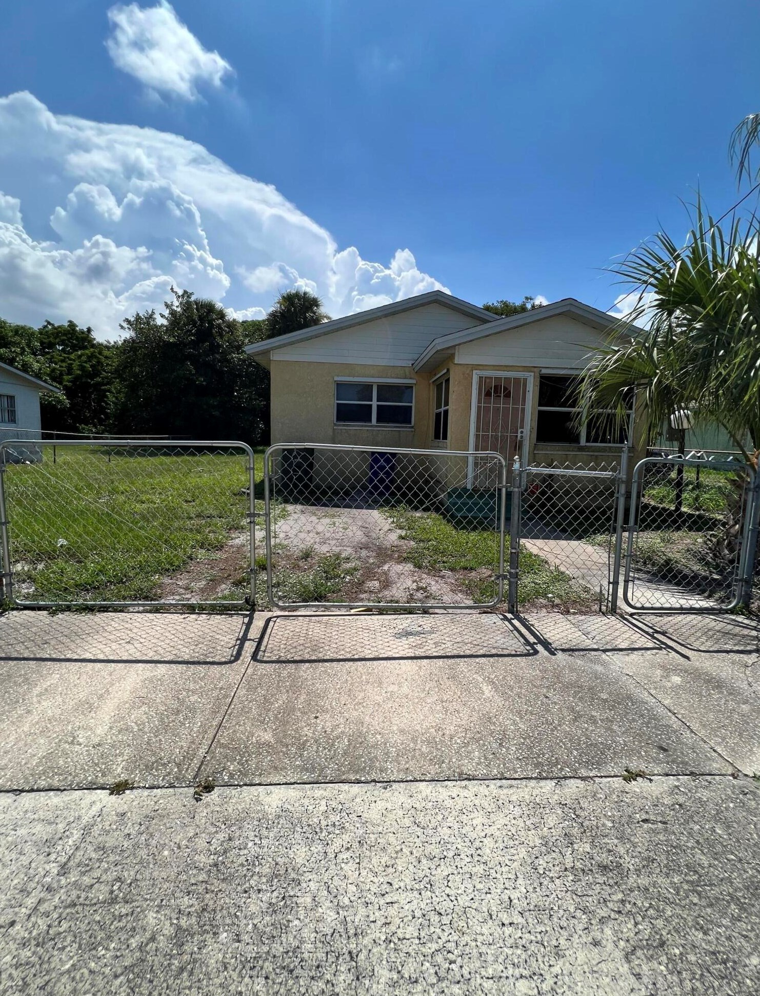 905 N 19th St, Fort Pierce, FL 34950