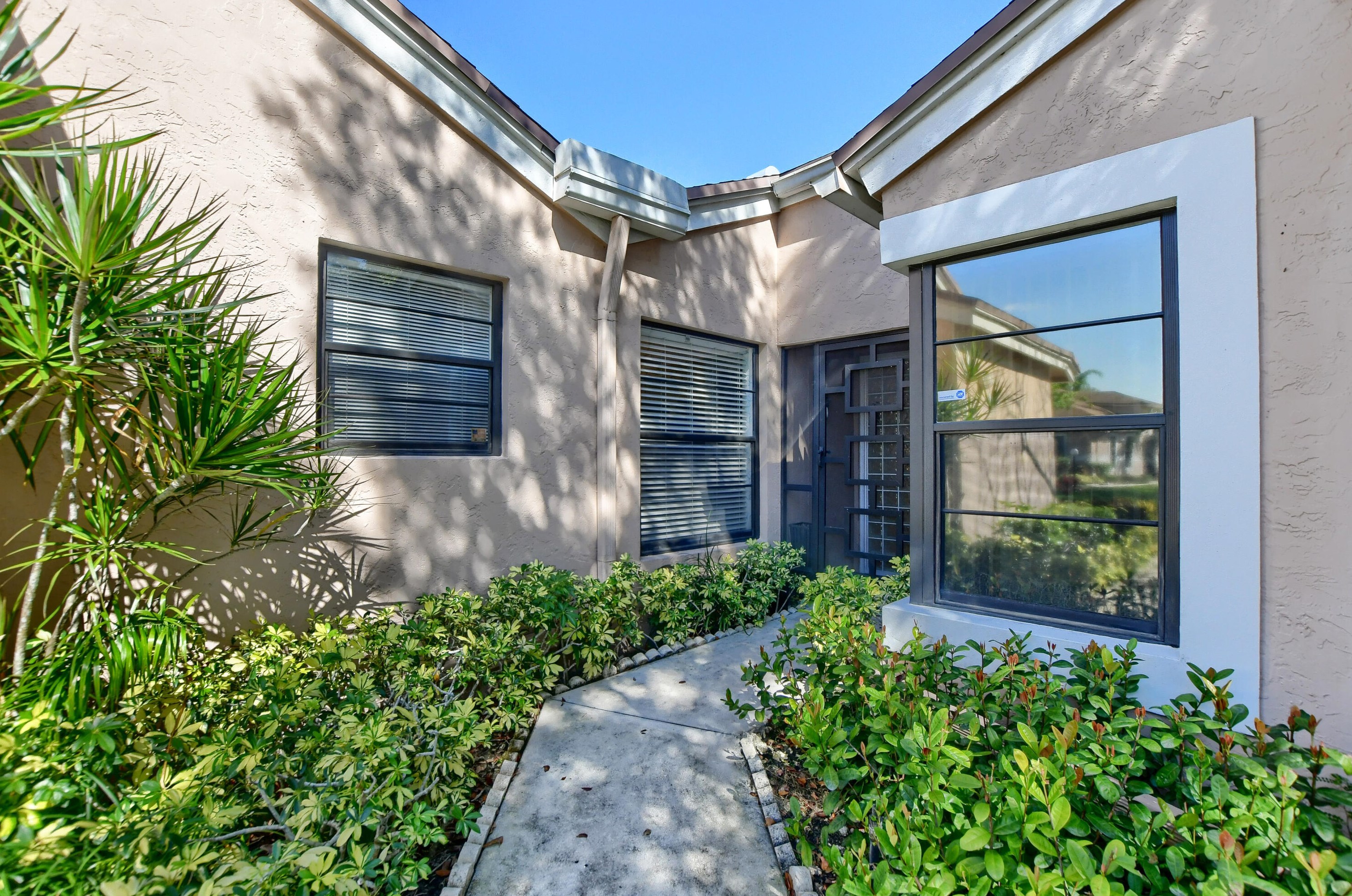 8425 Springlake Dr, Boca Raton, FL 33496