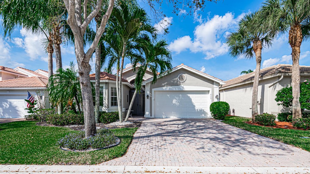 8179 Seahorse Cove Blvd, Lake Worth, FL 33467-6953