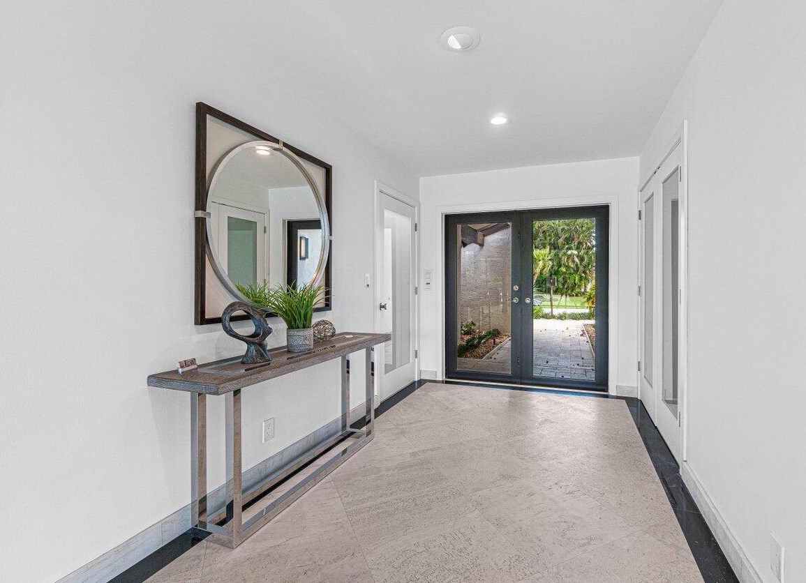 586 Pine Lake Dr, Delray Beach, FL 33445