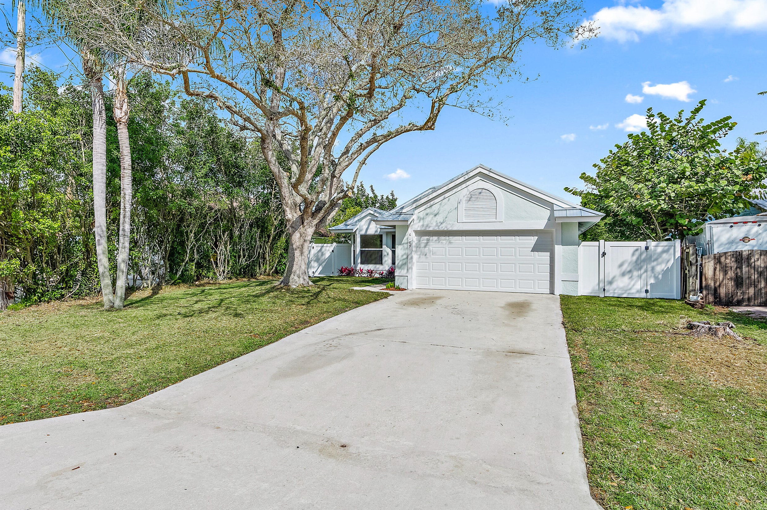 6169 Lucerne St, Jupiter FL  33458-6672 exterior