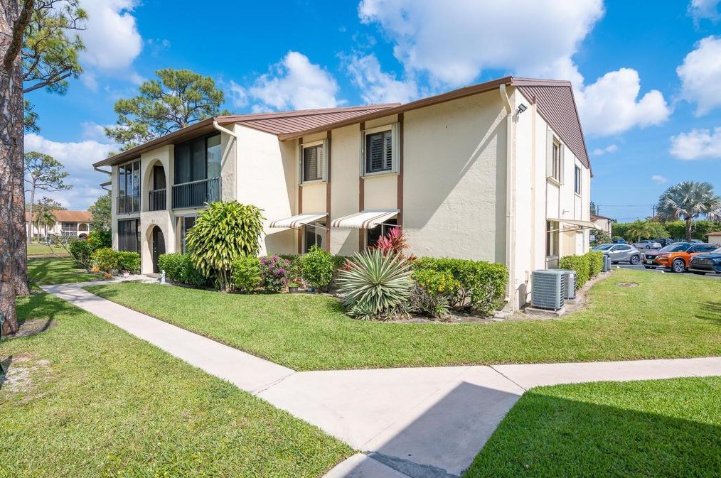 315 Knotty Pine Cir, Lake Worth, FL 33463-9184