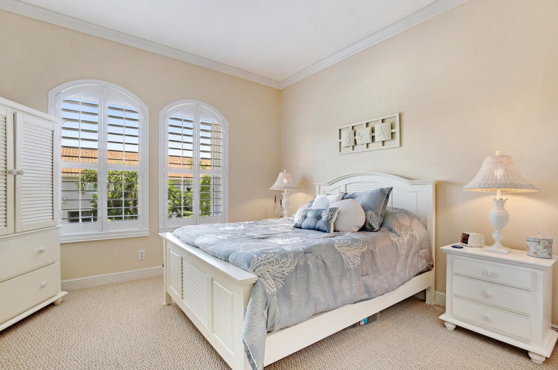 193 Las Brisas Cir, Lake Worth FL 33462-7016 exterior