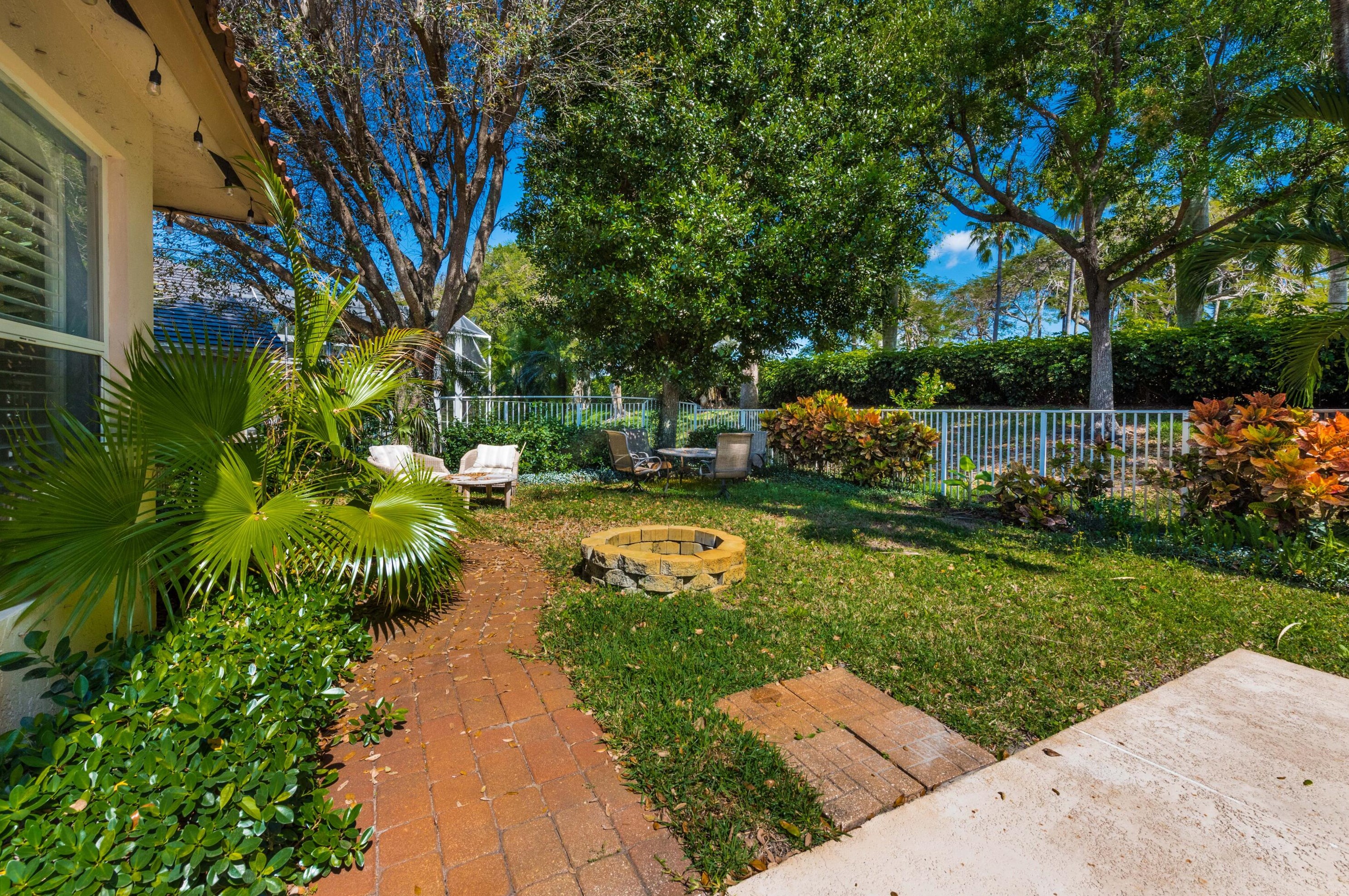 4050 Bahia Isle Cir, Lake Worth FL  33449-8305 exterior