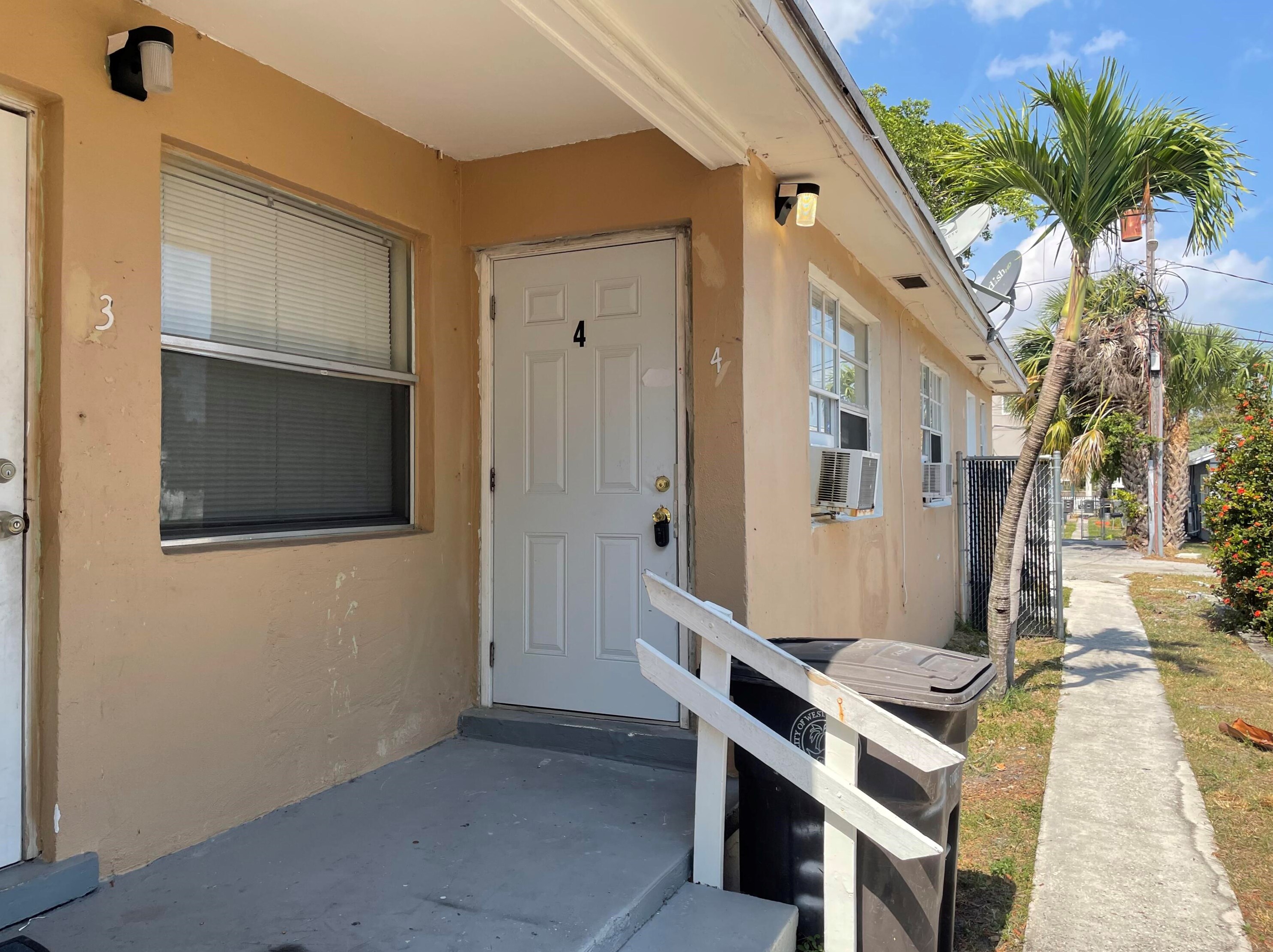 633 10th St #4, West Palm Beach, FL 33401