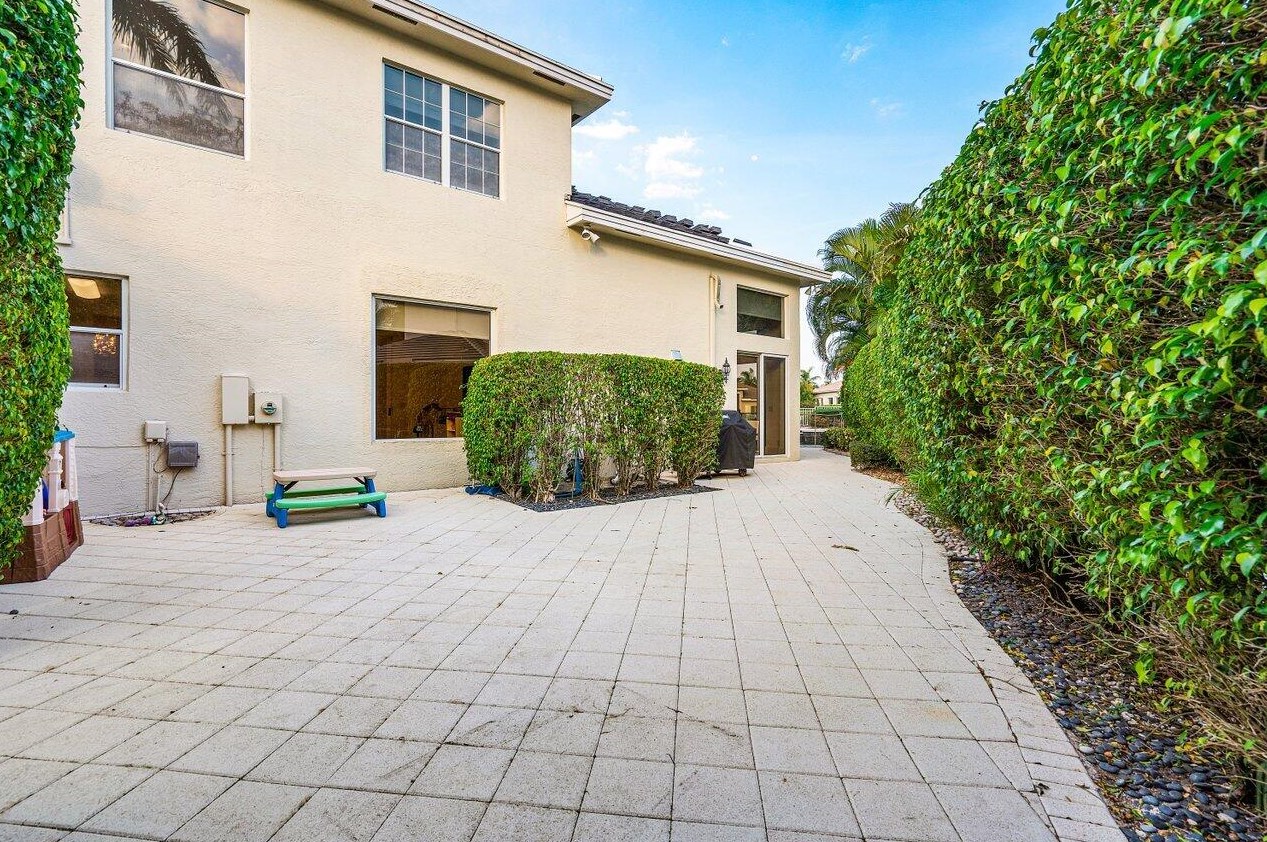 4190 Briarcliff Cir, Boca Raton FL  33496-4067 exterior