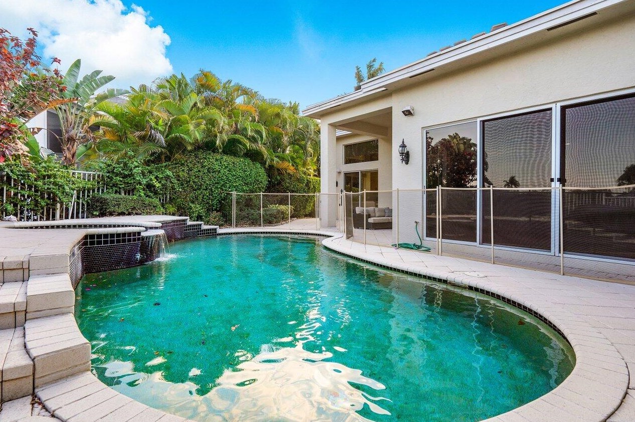 4190 Briarcliff Cir, Boca Raton FL  33496-4067 exterior