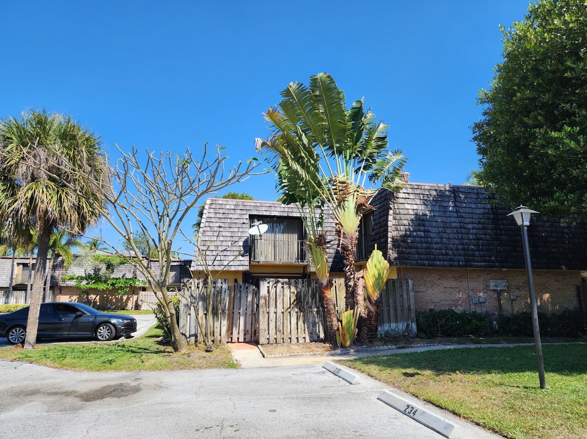 237 Lake Arbor Dr, Lake Worth, FL 33461