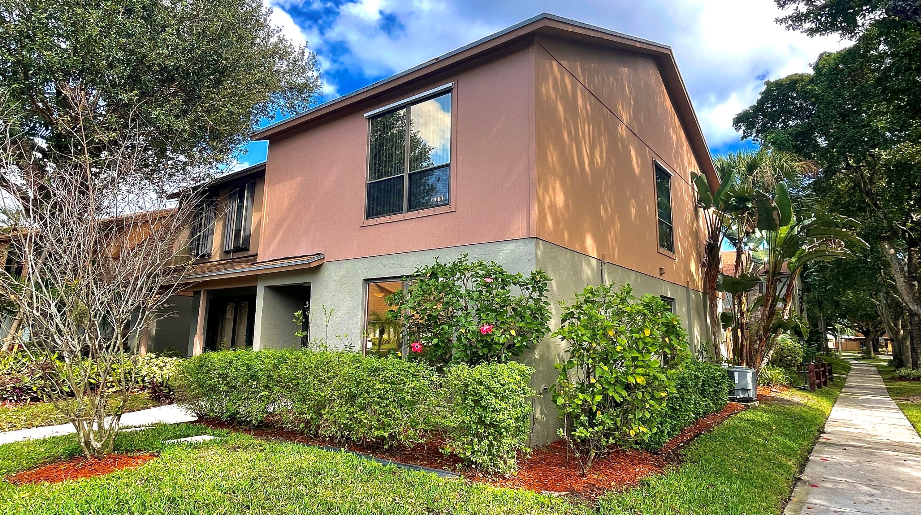 501 Sandtree Dr, West Palm Beach, FL 33403