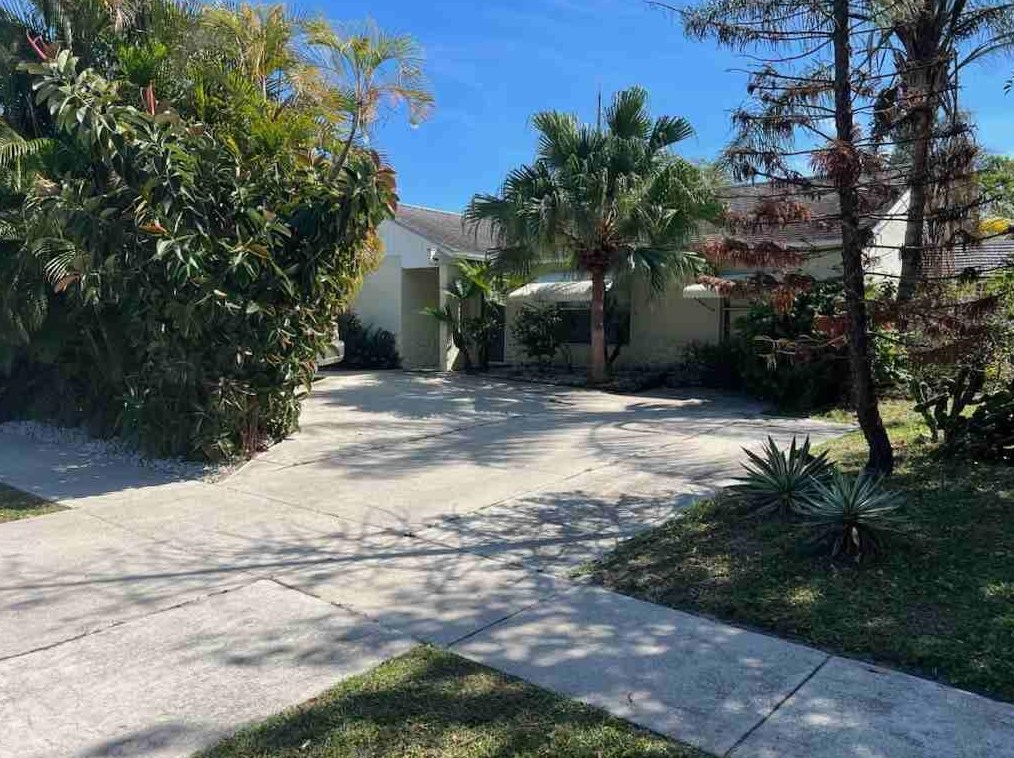 137 Lakeside Dr, Jupiter, FL 33458-5517