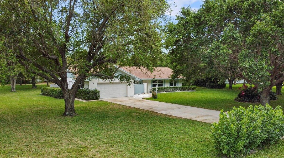 8314 Woodmere St, Hobe Sound, FL 33455-4109