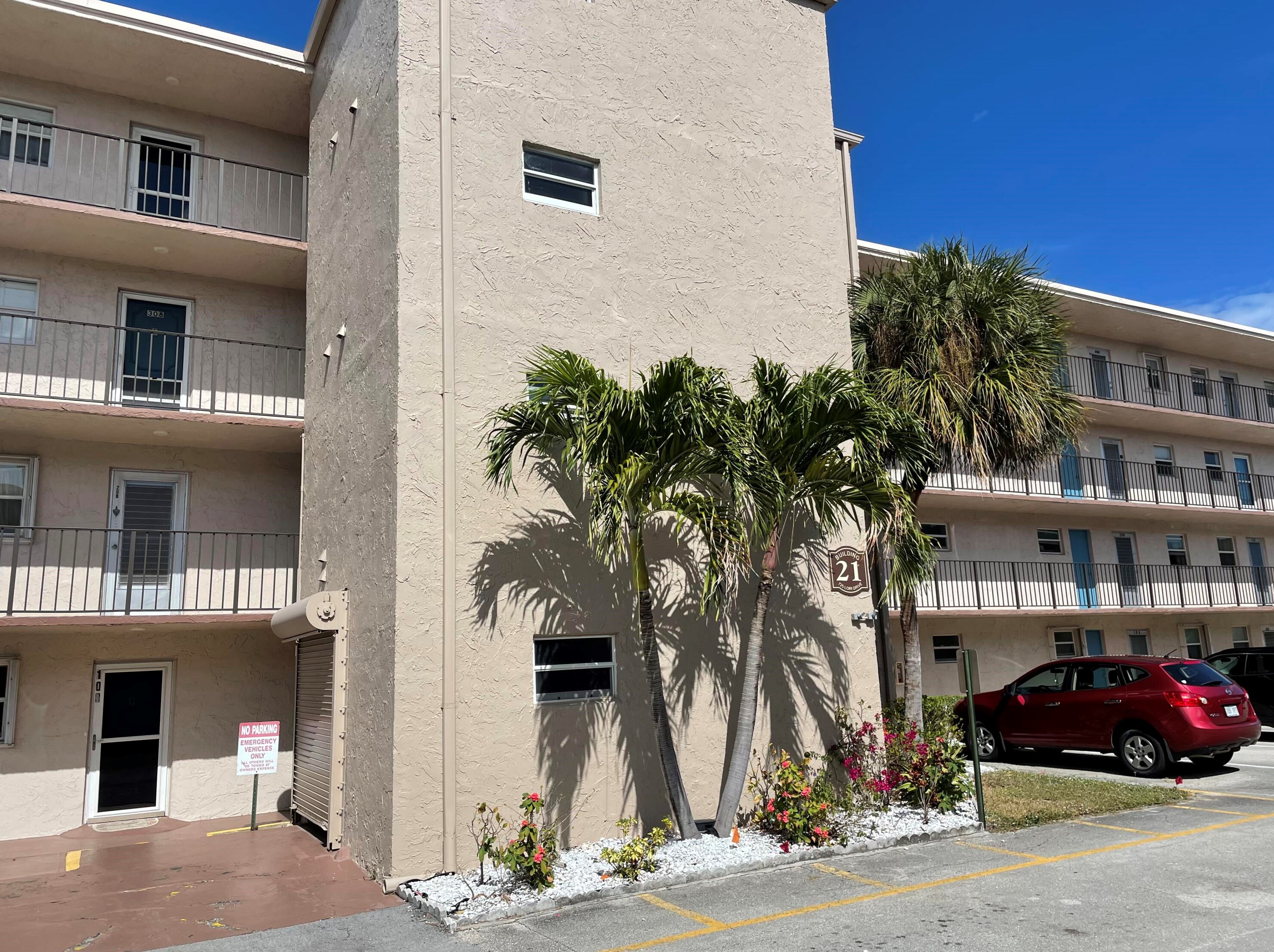 725 Lori Dr #114, Lake Worth, FL 33461