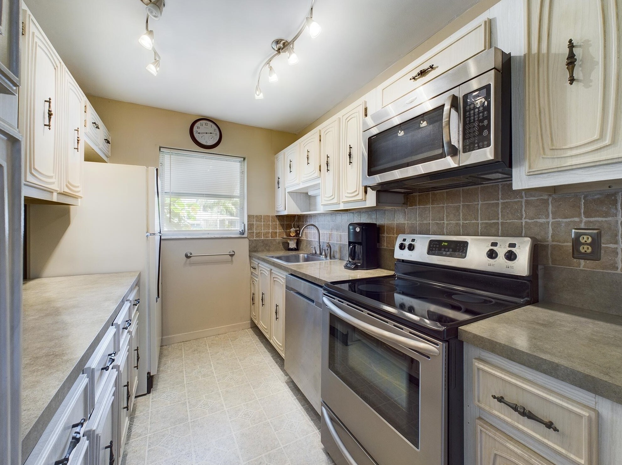 1060 North Dr #b, Delray Beach, FL 33445