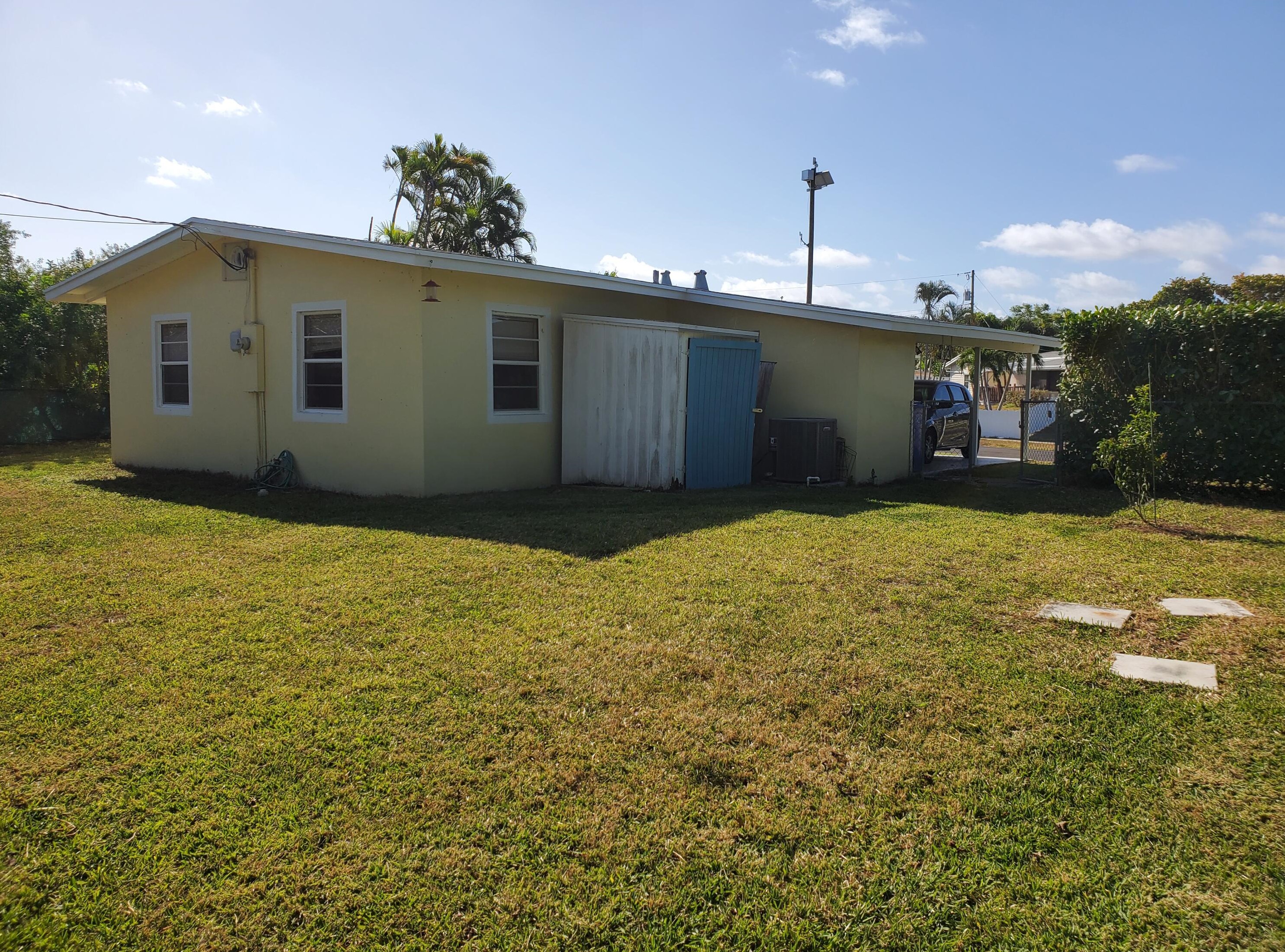 1015 Bloxham St, Lake Worth FL  33462-3123 exterior