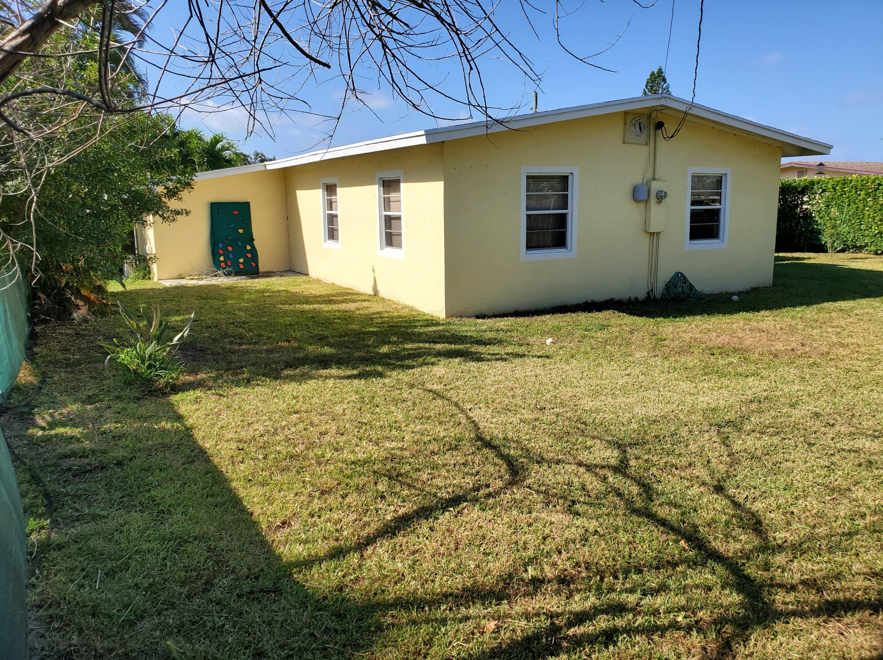 1015 Bloxham St, Lake Worth FL  33462-3123 exterior