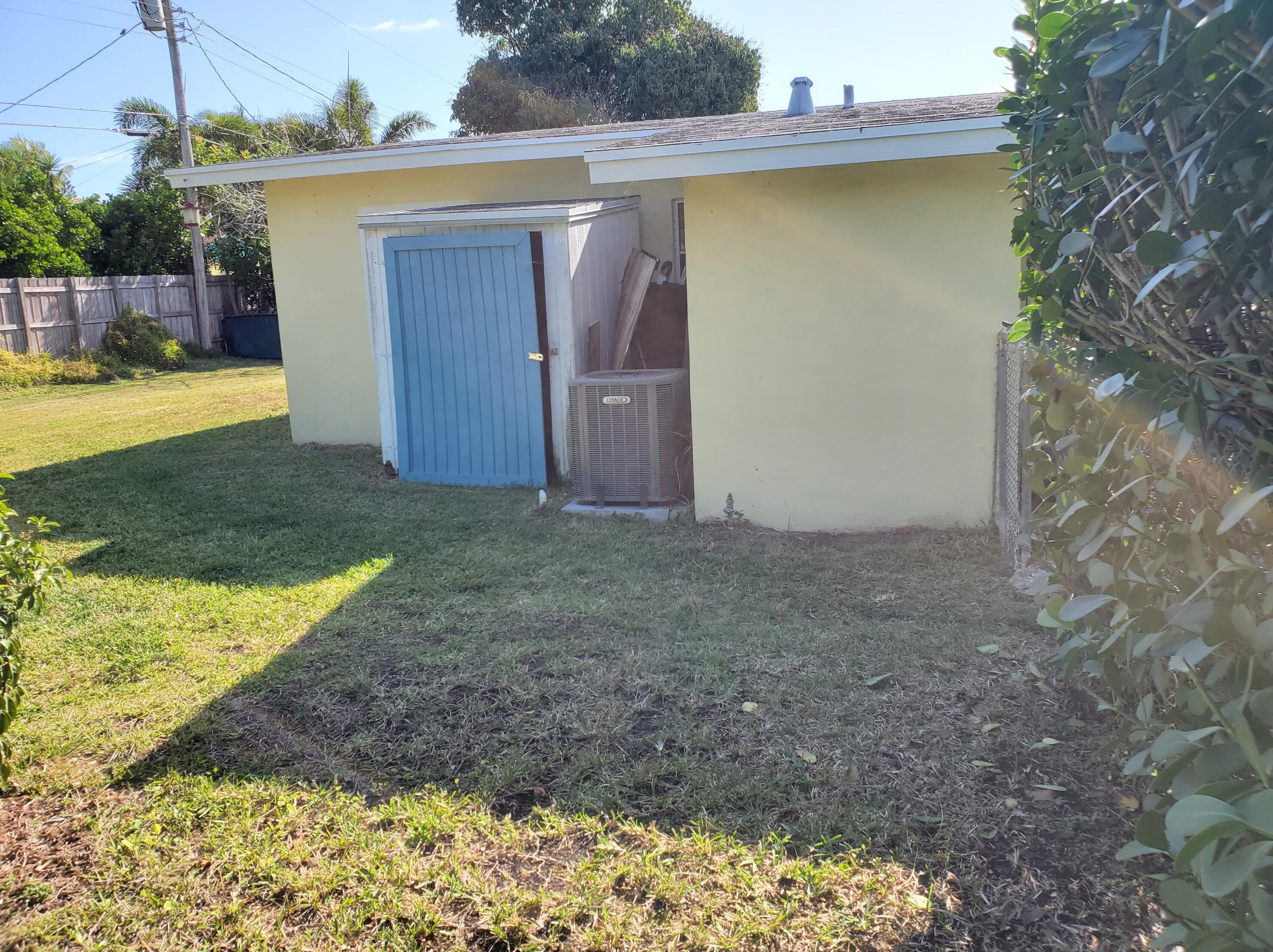 1015 Bloxham St, Lake Worth FL  33462-3123 exterior
