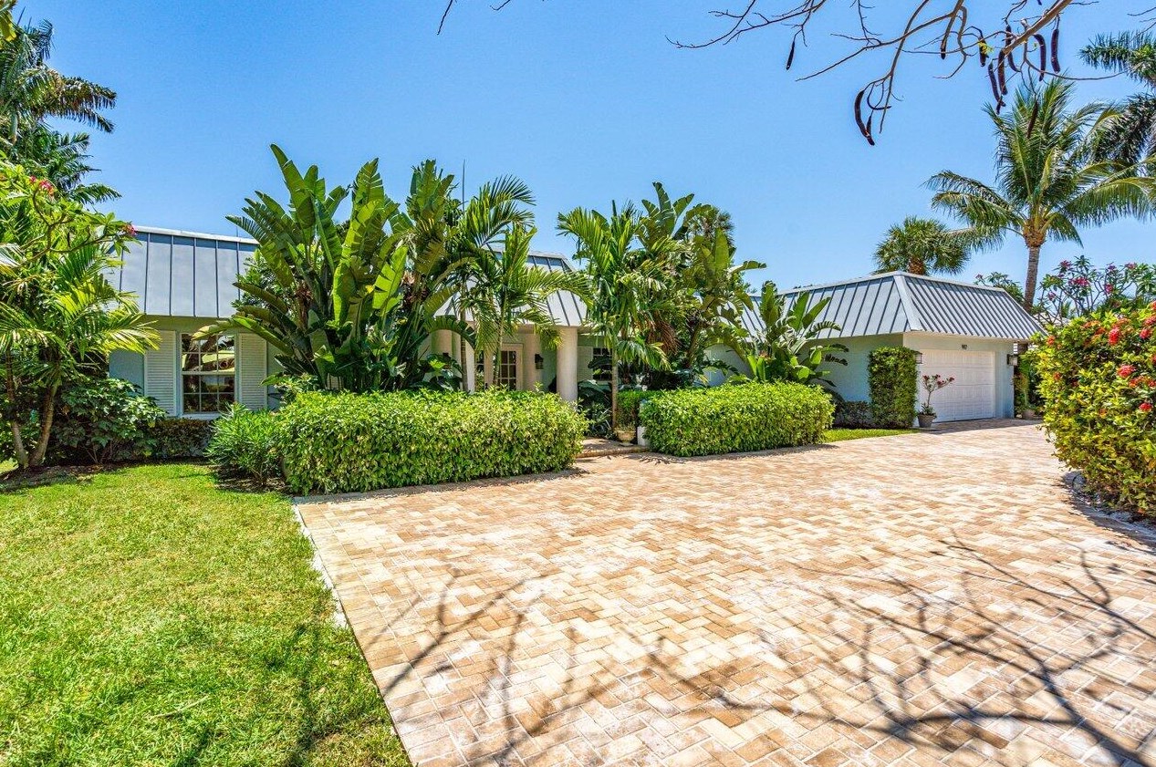 992 Atlantic Dr, Lake Worth FL  33462-4763 exterior