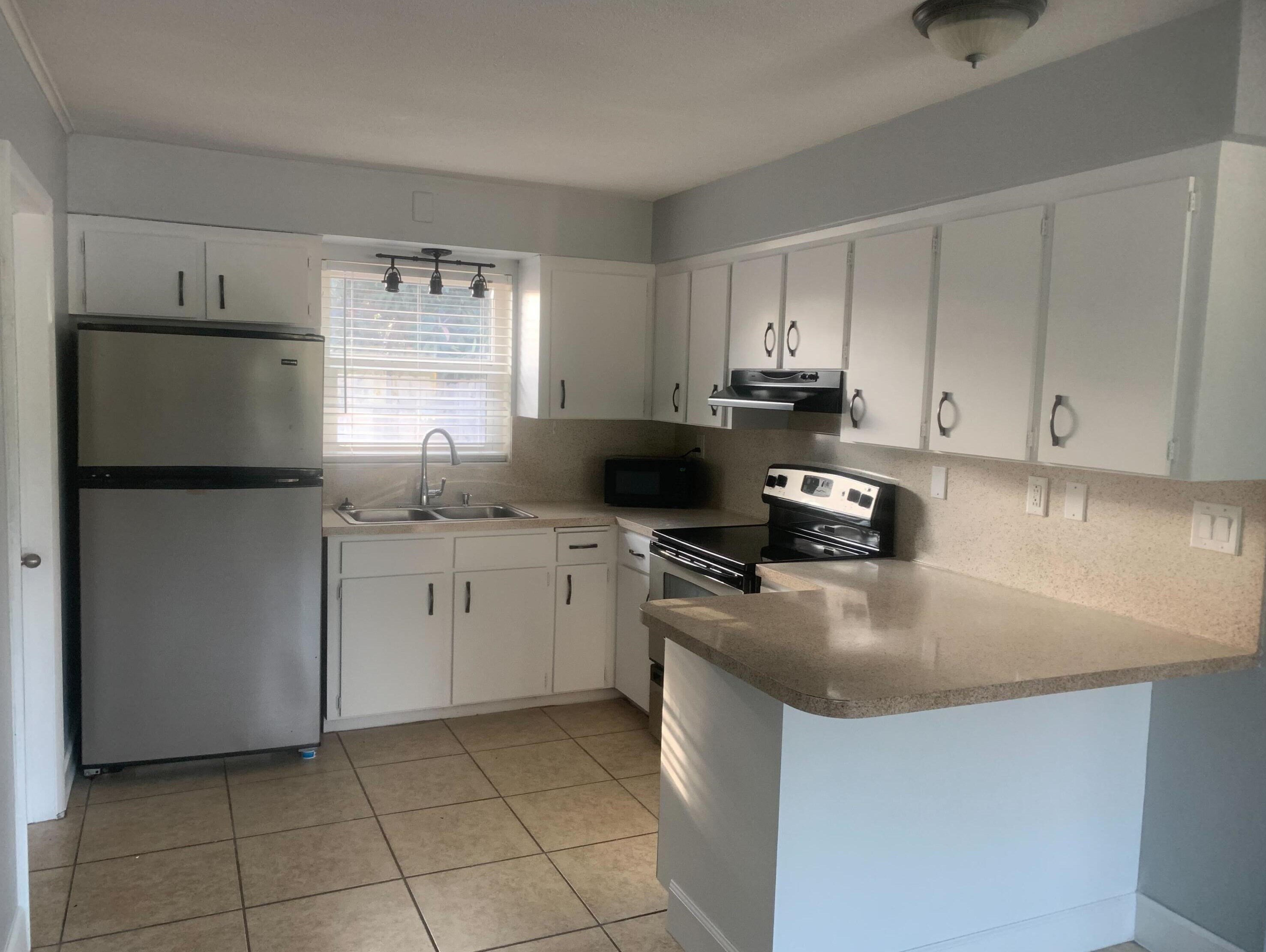 7641 Overlook Rd, Lake Worth, FL 33462-5915