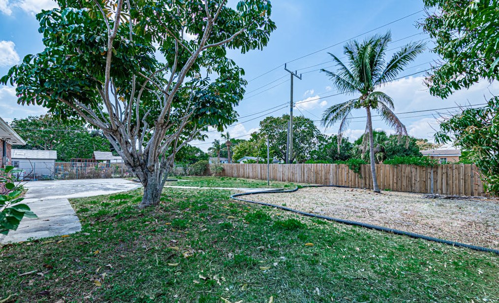 915 E St, Lake Worth, FL 33460-2450