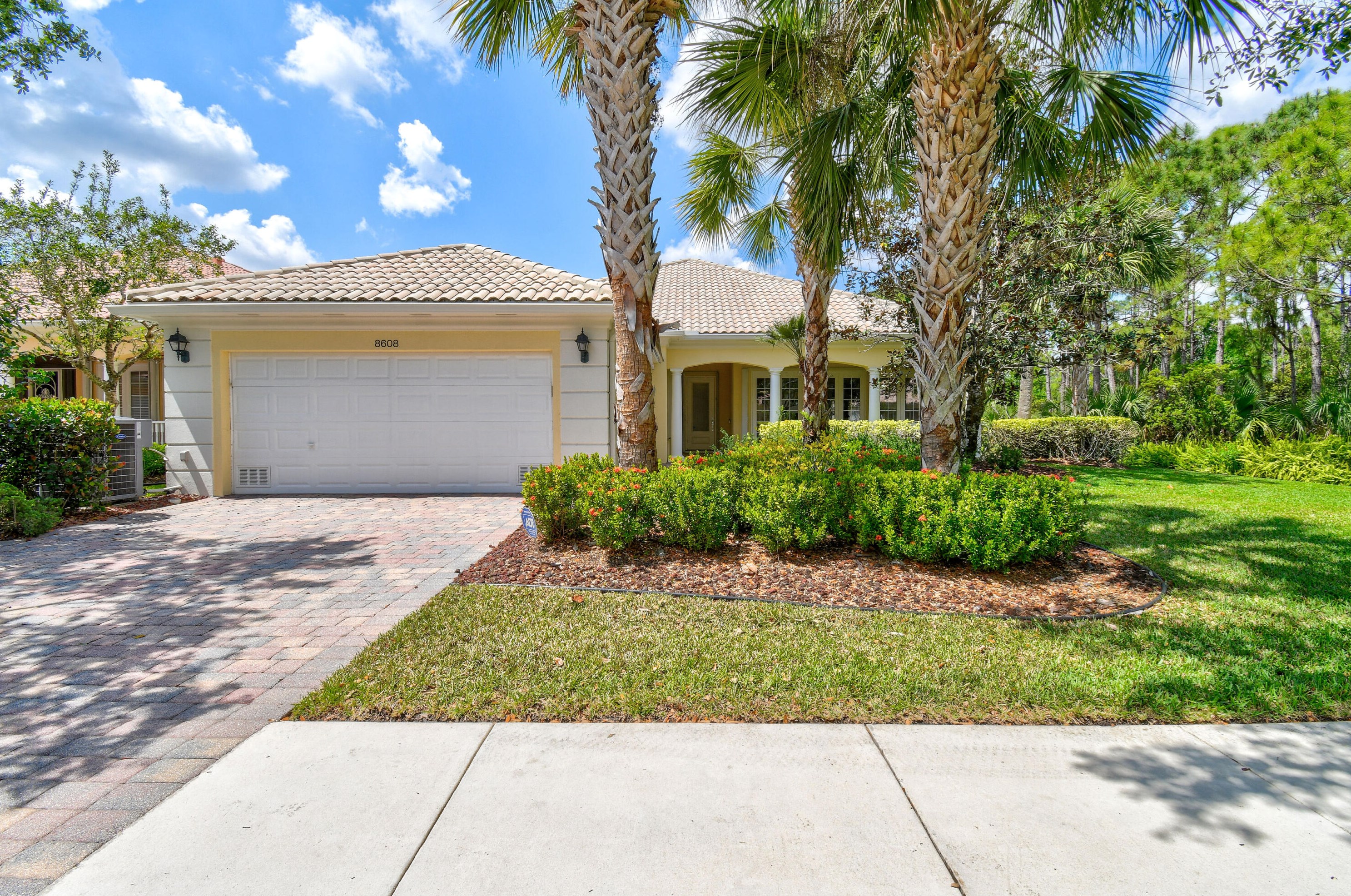 8608 Nicolete Ln, Hobe Sound, FL 33455-8956