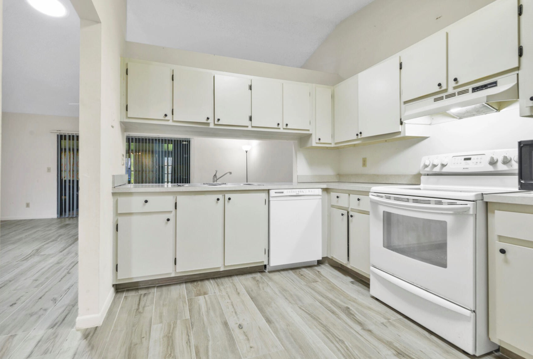 9 Flint Way, Boynton Beach, FL 33426