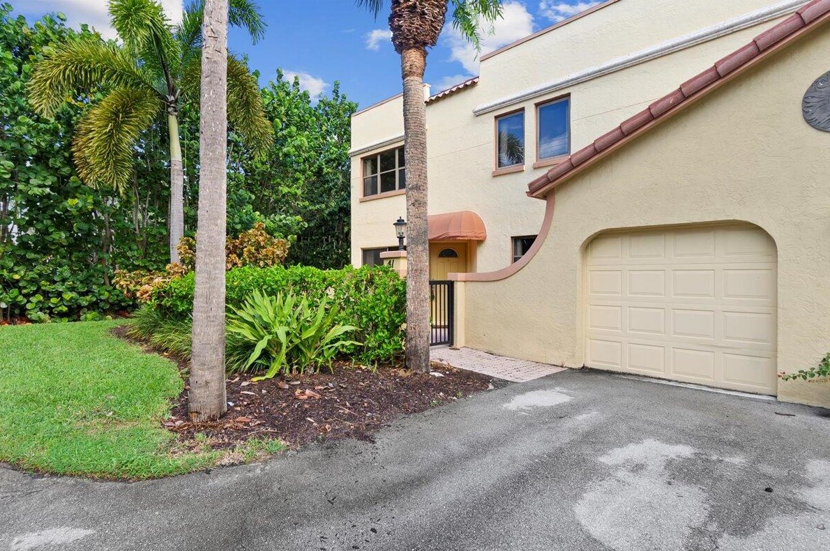 41 Uno Lago Dr, West Palm Beach, FL 33408