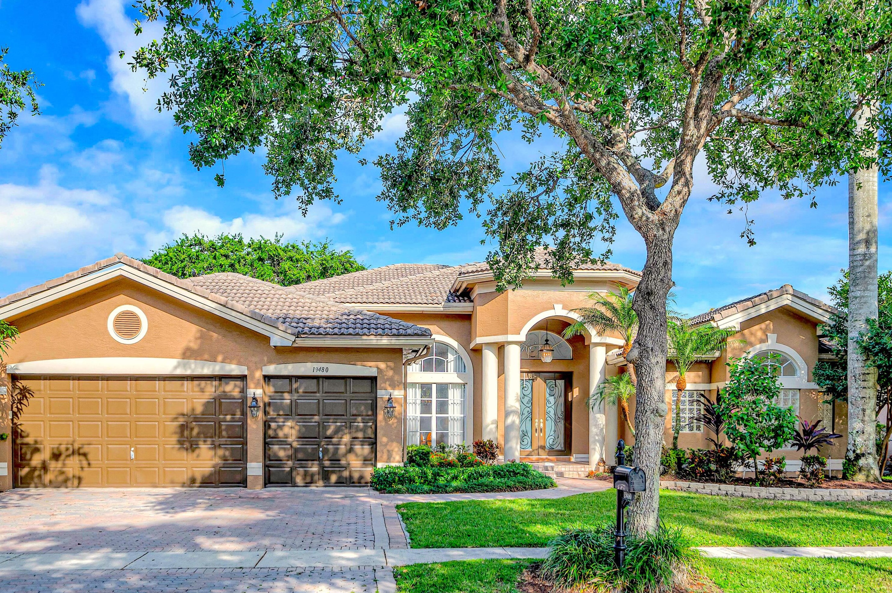 19480 Saturnia Lakes Dr, Boca Raton, FL 33498