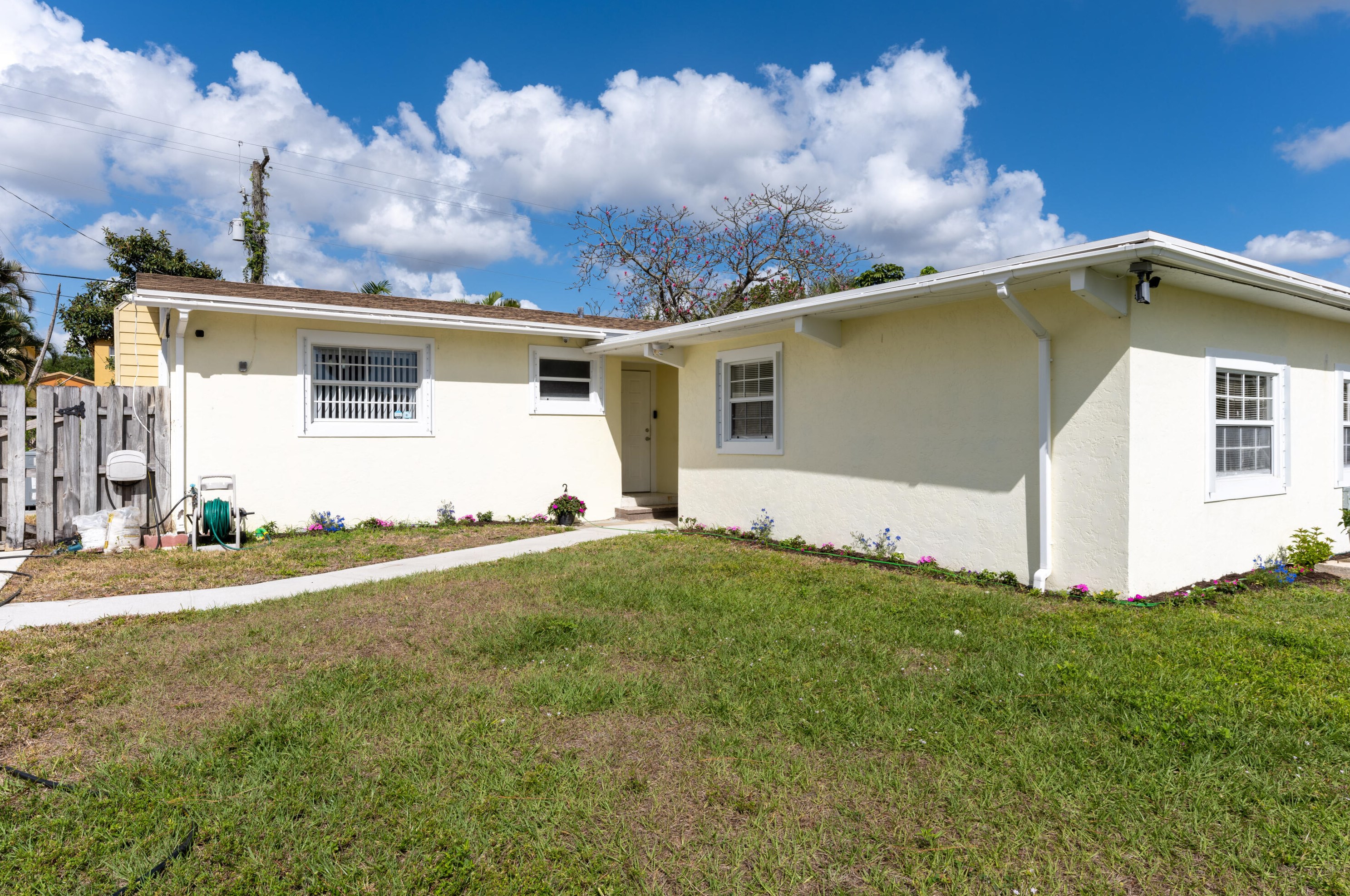 949 Sarazen Dr, West Palm Beach, FL 33413-1234
