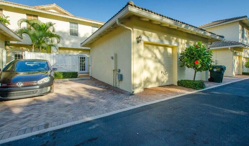 1077 Nw 18th Ave, Boca Raton, FL 33486