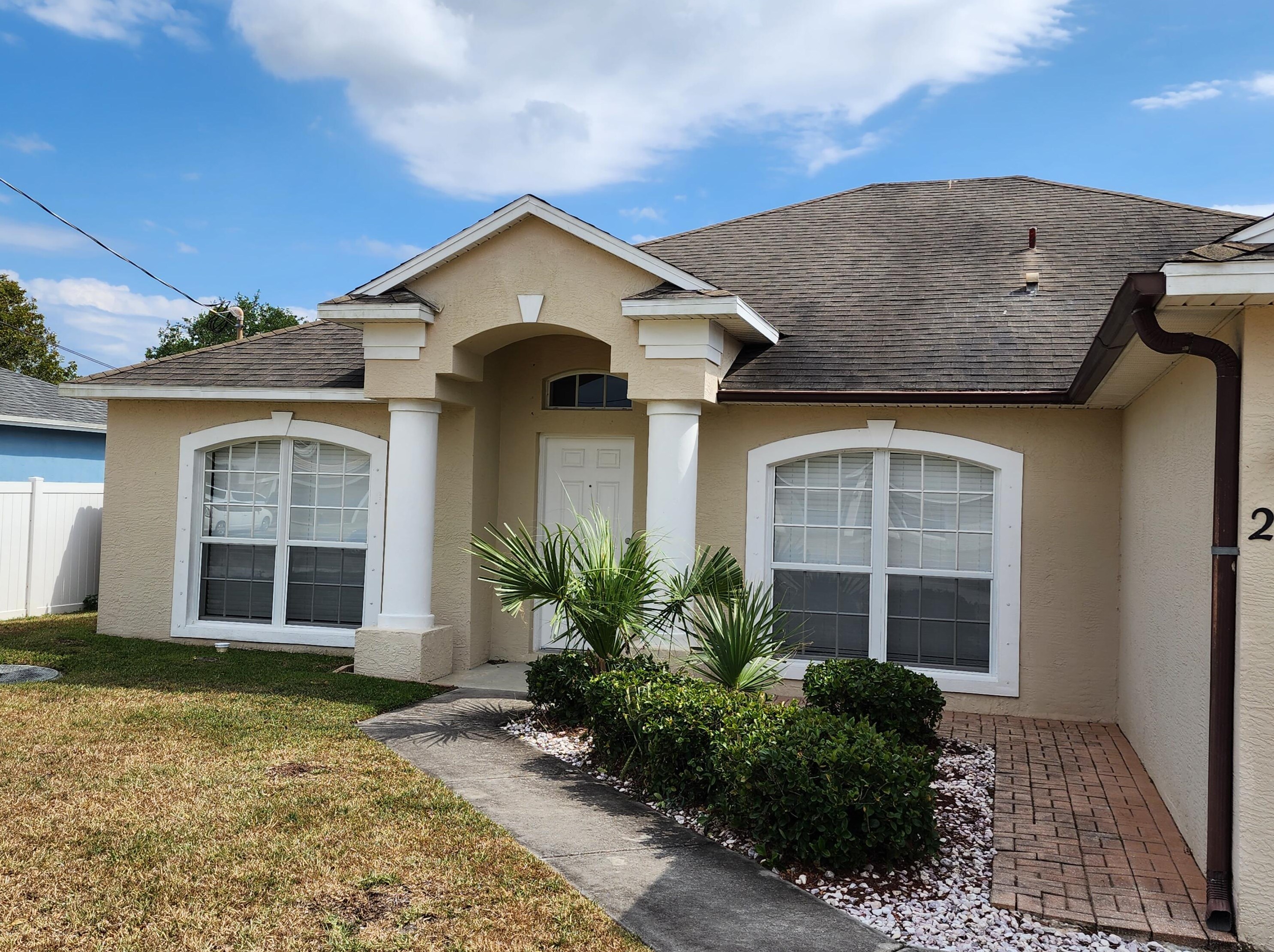 2398 Sw Plum Ct, Fort Pierce, FL 34953