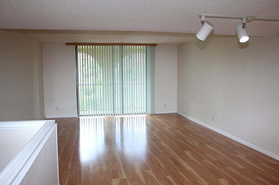 2820 Tennis Club Dr #202, West Palm Beach, FL 33417